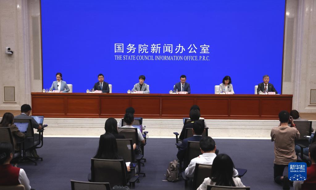 9月28日，国务院新闻办公室在北京举行新闻发布会，商务部副部长郭婷婷、广东省人民政府副省长张新和外交部领事司负责人童学军、中国民航局运输司司长梁楠、中国对外贸易中心主任储士家介绍第134届中国进出口商品交易会（广交会）有关情况，并答记者问。新华社记者 金立旺 摄