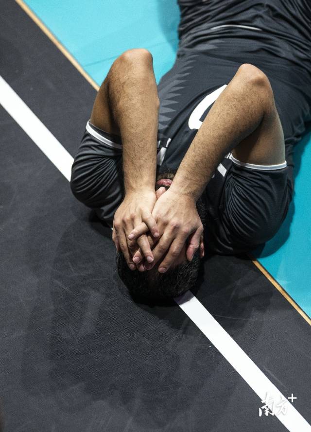 9月26日，卡塔尔男排不敌日本队，队员赛后失落掩面。