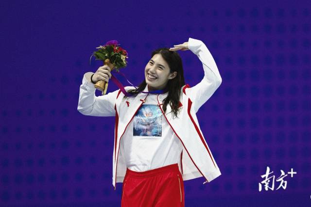 9月24日，中国游泳运动员张雨霏在女子4x100米自由泳接力赛中摘金，颁奖仪式后搞怪庆祝胜利。
