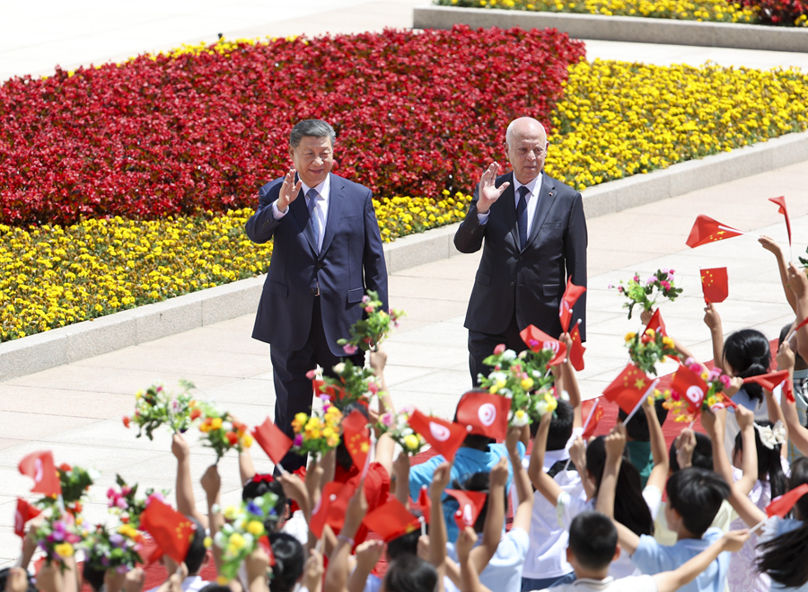 　　5月31日上午，国家主席习近平在北京人民大会堂同来华国事访问并出席中国－阿拉伯国家合作论坛第十届部长级会议开幕式的突尼斯总统赛义德举行会谈。这是会谈前，习近平在人民大会堂东门外广场为赛义德举行欢迎仪式。新华社记者 丁海涛 摄