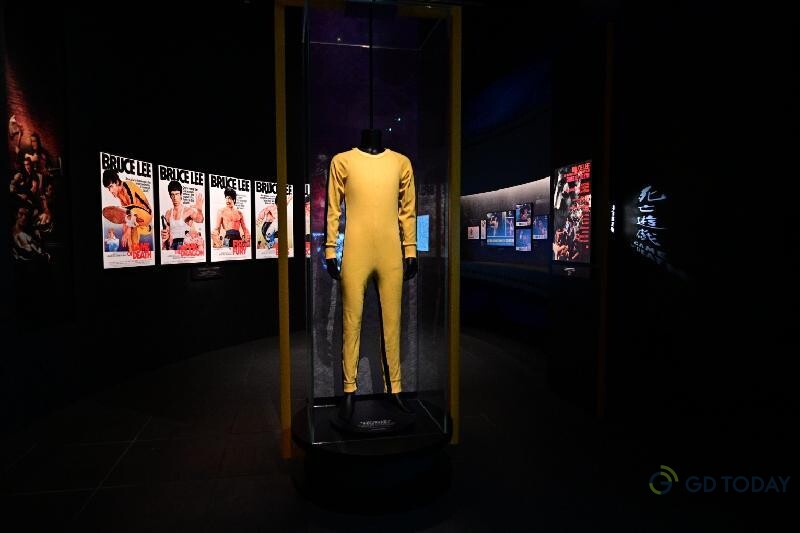 李小龙于生前最后一部电影《死亡游戏》中穿着的黄色战衣，现正于香港文化博物馆二楼的“平凡．不平凡──李小龙”展览展出。