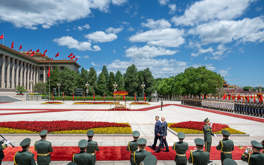 　　5月31日上午，国家主席习近平在北京人民大会堂同来华国事访问并出席中国－阿拉伯国家合作论坛第十届部长级会议开幕式的突尼斯总统赛义德举行会谈。这是会谈前，习近平在人民大会堂东门外广场为赛义德举行欢迎仪式。新华社记者 翟健岚 摄