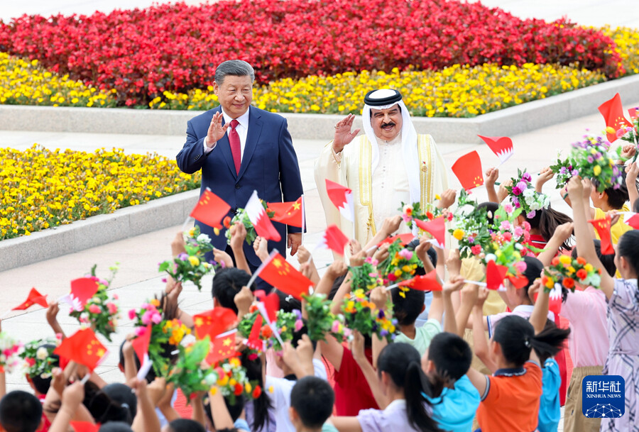 　　5月31日下午，国家主席习近平在北京人民大会堂同来华国事访问并出席中阿合作论坛第十届部长级会议开幕式的巴林国王哈马德举行会谈。这是会谈前，习近平在人民大会堂东门外广场为哈马德举行欢迎仪式。新华社记者 姚大伟 摄