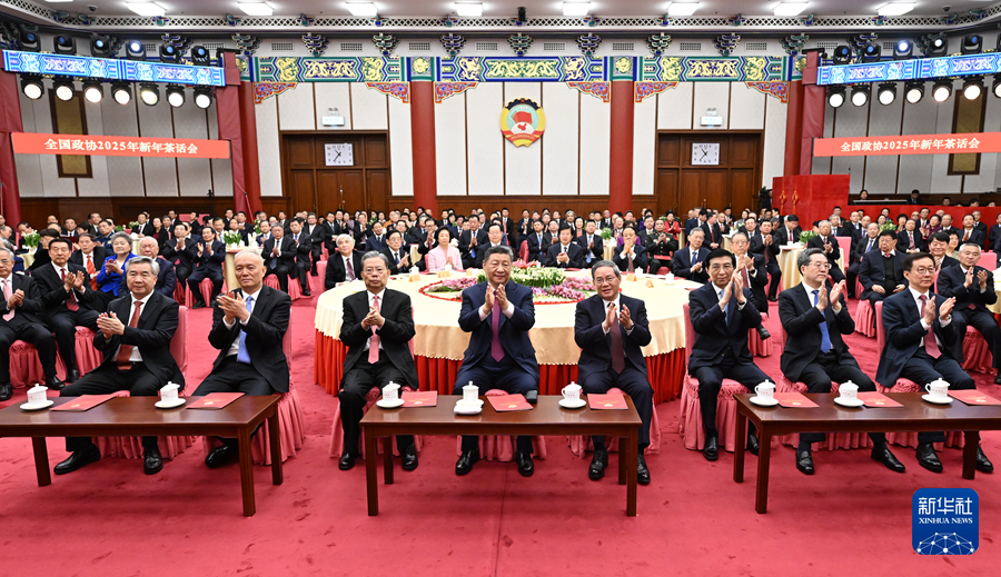 　　12月31日，全国政协在北京举行新年茶话会。党和国家领导人习近平、李强、赵乐际、王沪宁、蔡奇、丁薛祥、李希、韩正出席茶话会并观看演出。新华社记者 谢环驰 摄