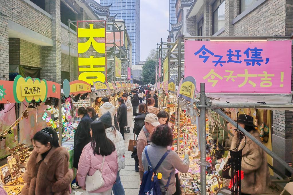 这是湖南长沙潮宗街历史文化街区的新年市集。新华社记者白田田 摄