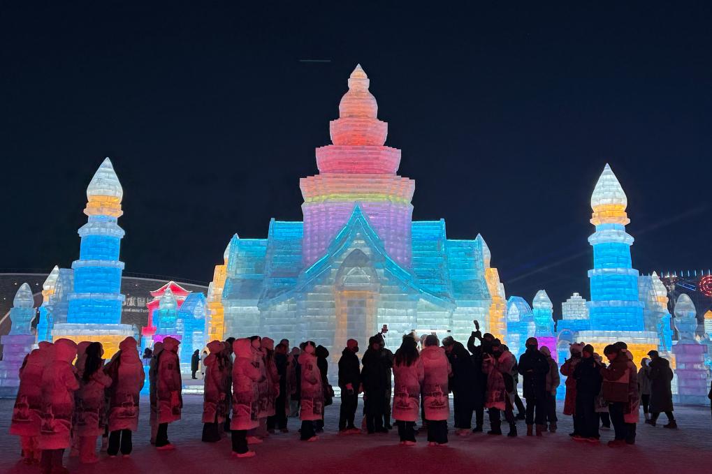 12月26日，游客在哈尔滨冰雪大世界前拍照。新华社记者杨思琪 摄