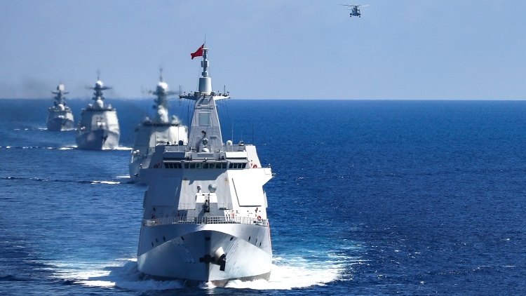 中国人民解放军南部战区位黄岩岛领海领空及周边区域组织战备警巡