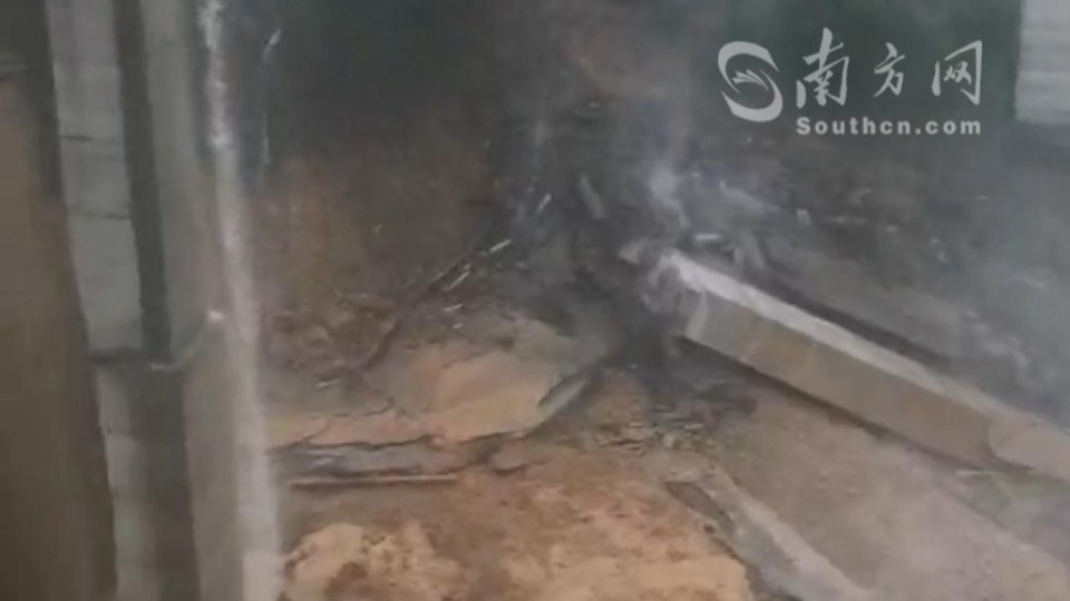 厦蓉高速三都往榕江大桥垮塌，货车车头腾空内有司机，疑有多车掉落