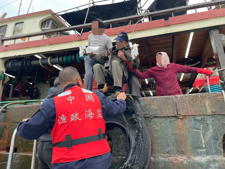 珠海万山海洋综合执法人员火速救助受伤渔民