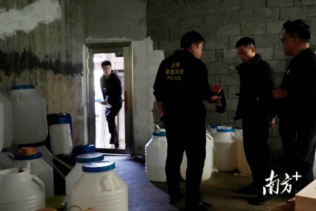 日前，上海公安机关破获一起非法制售“专供”“特供”假酒案。上海警方供图  