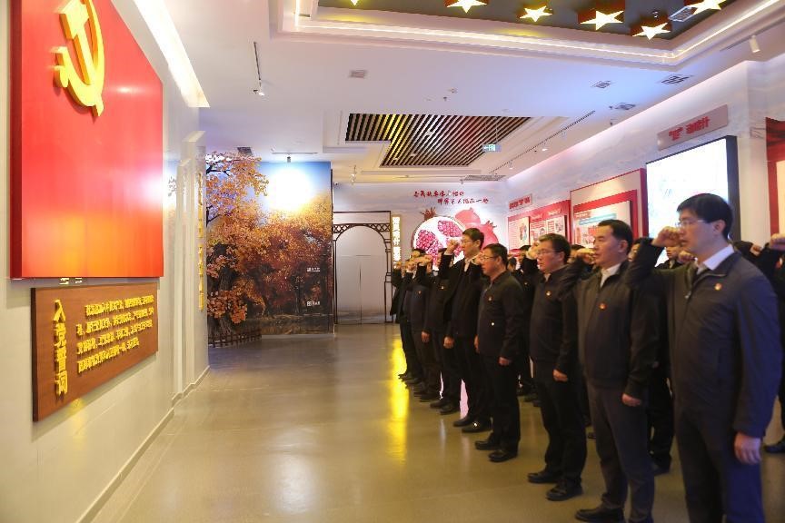 　　广东援疆前方指挥部组织援疆干部人才到到喀什地区警示教育基地暨廉洁文化馆学习，并重温入党誓词。