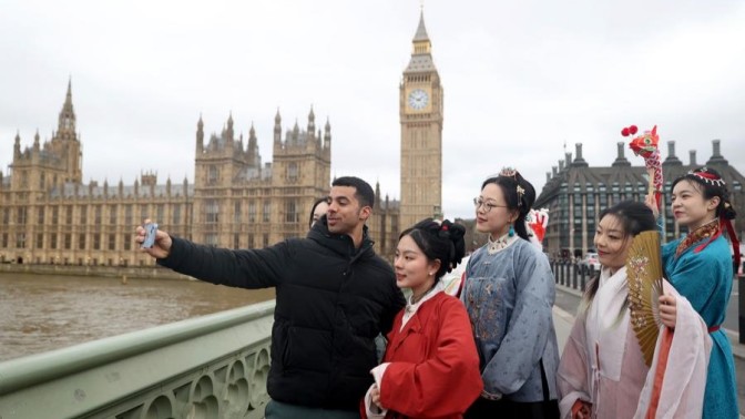 Hanfu enthusiasts show the charm of Chinese traditional culture in London