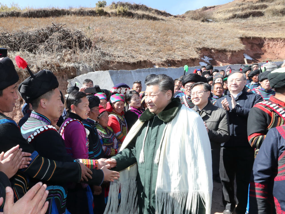 　　2018年2月11日上午，习近平在四川省凉山彝族自治州昭觉县解放乡火普村了解易地扶贫搬迁和彝家新寨建设情况。离开村子时，身着彝族盛装的村民们排起长队，簇拥着总书记唱起《留客歌》。掌声、歌声、欢呼声在村子里久久回荡。