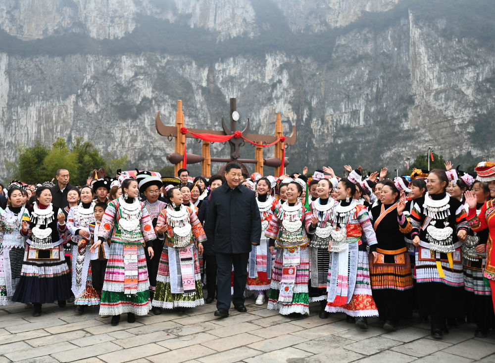 　　2021年2月3日下午，习近平在贵州省毕节市黔西县新仁苗族乡化屋村考察结束时，乡亲们依依不舍簇拥着总书记，齐唱苗家留客歌，深情的歌声在乌江上空久久回荡。