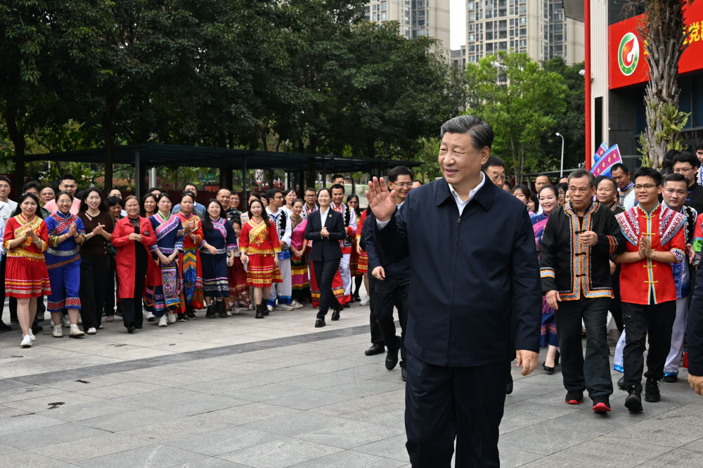 　　2023年12月14日上午，习近平在位于广西南宁市良庆区的多民族聚居社区——蟠龙社区考察调研时，身着绚丽多彩民族服装的社区群众围拢过来，总书记向他们挥手致意。