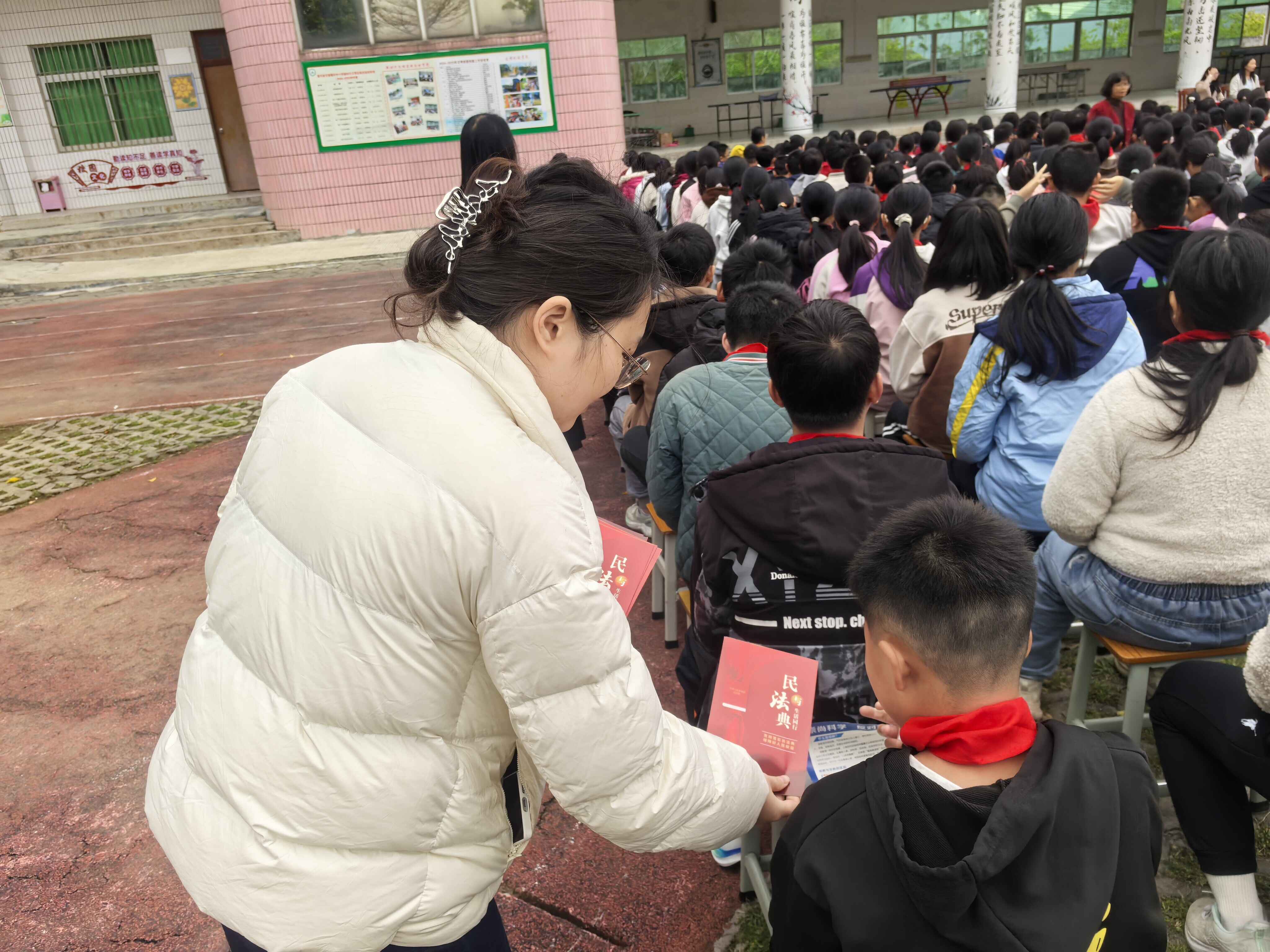 新兴县天堂镇：师生共学法 护航伴成长