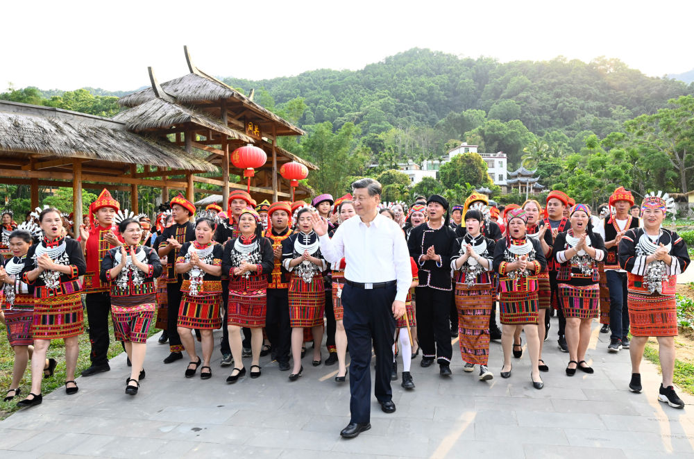 　　2022年4月11日下午，习近平在海南省五指山市水满乡黎族村寨毛纳村考察。考察结束时，乡亲们簇拥着总书记，用歌声送了一程又一程。