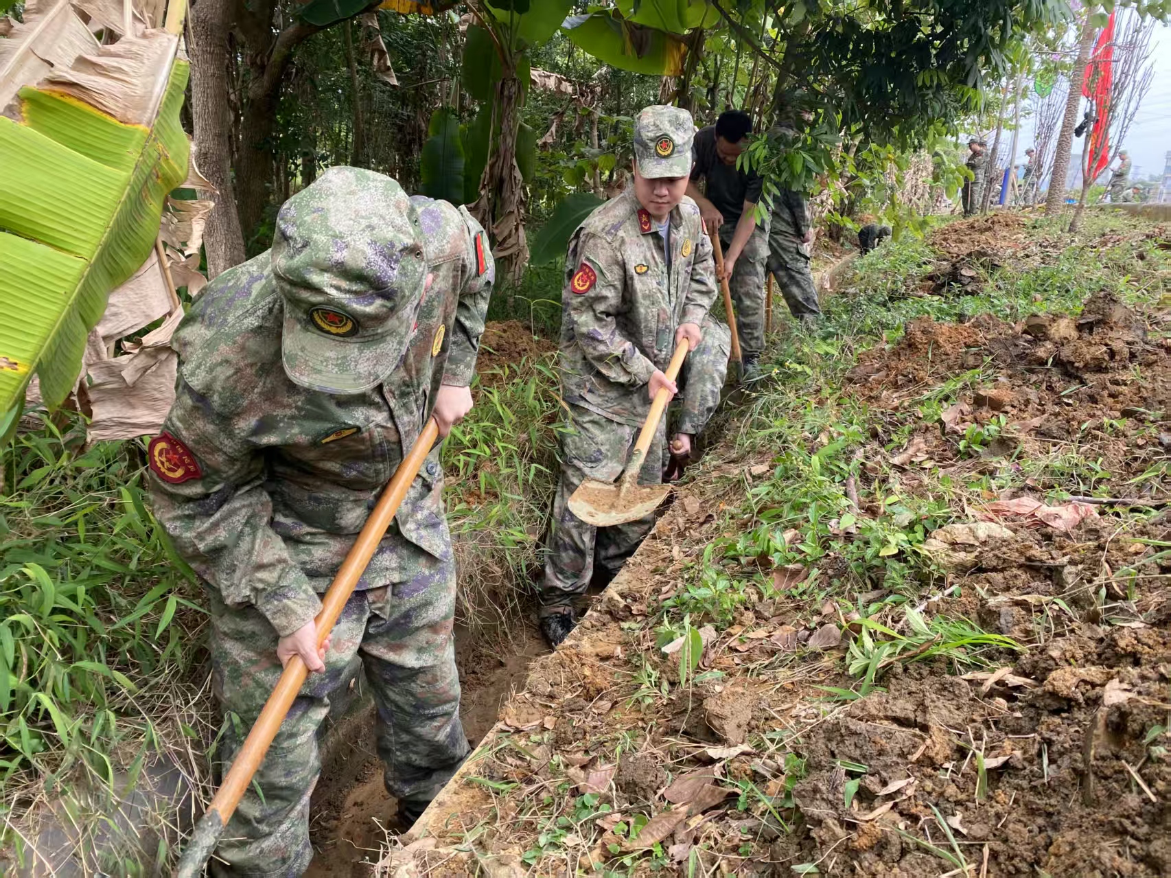 云城区人武部：凝聚民兵力量，助力改善河道生态环境