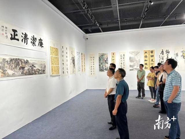 阳东区直单位参观廉洁文化书画展。资料图