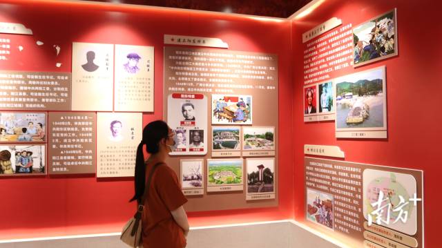 参观人员在党史展区认真参观学习。 潘倩瑶 摄
