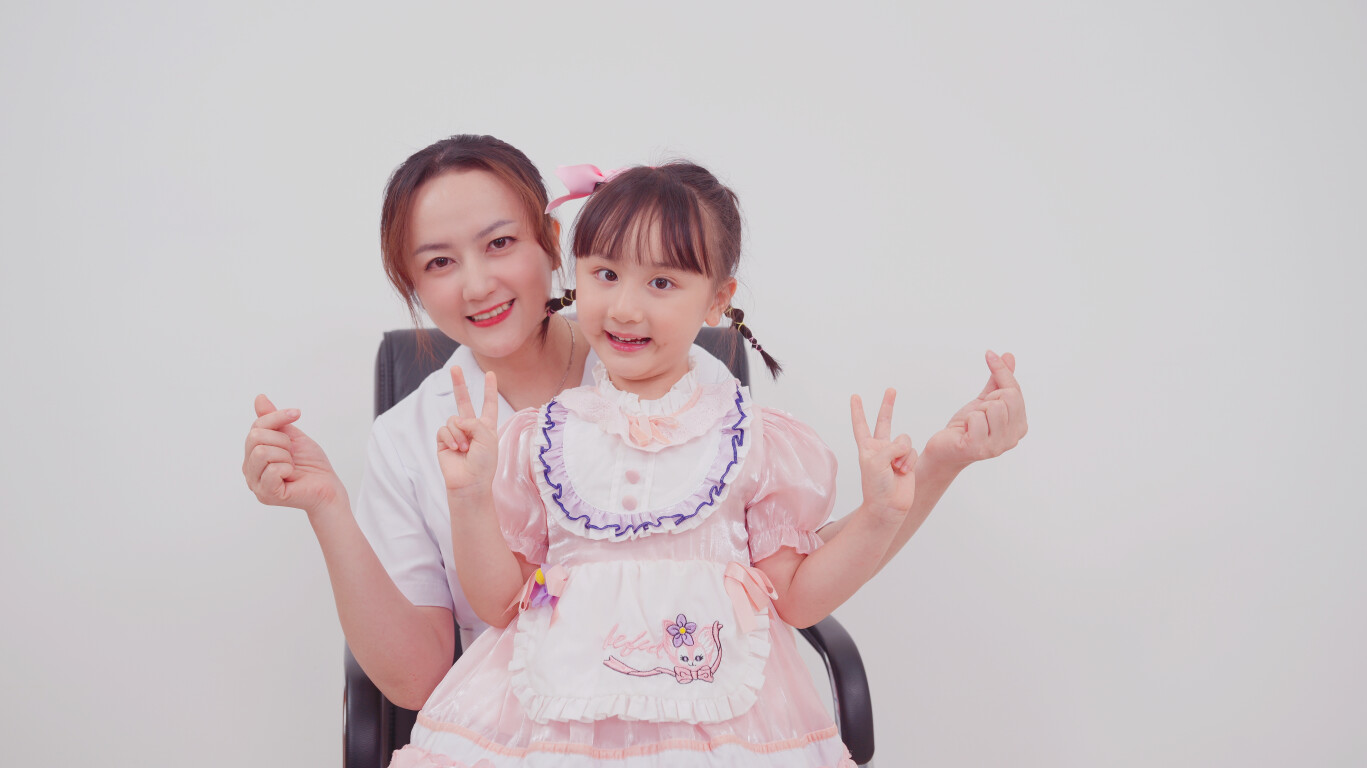 广东省生殖医院门诊部护师潘浪美和女儿叶芯伊。