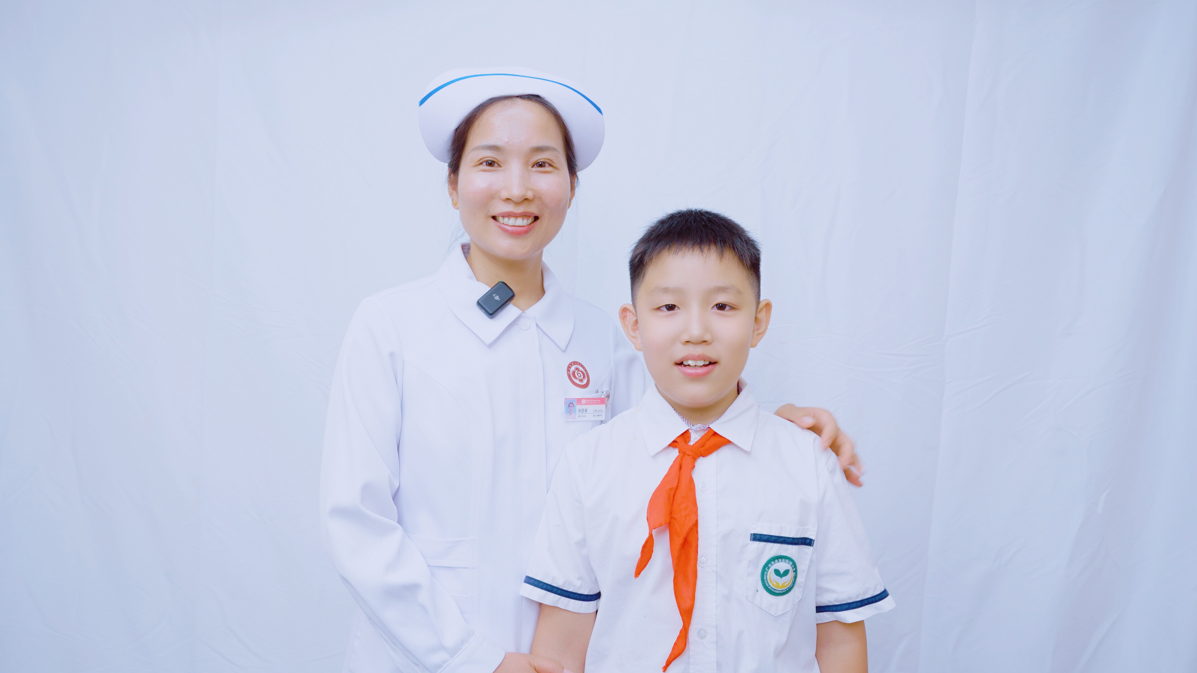 中山大学附属第六医院神经科、中医科护士长 张至英和儿子王鸿锦。