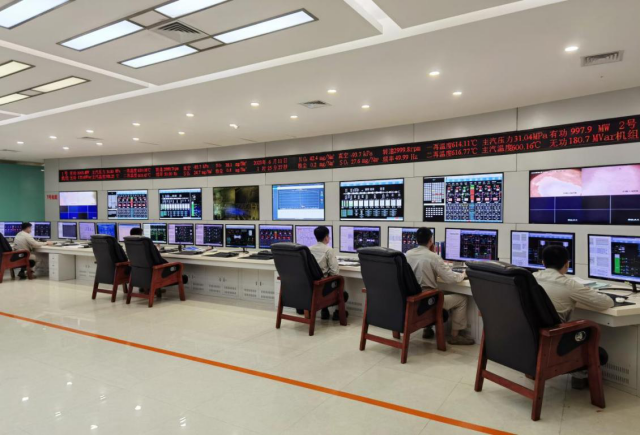 雷州发电公司运行人员正在监盘。卢东平 摄