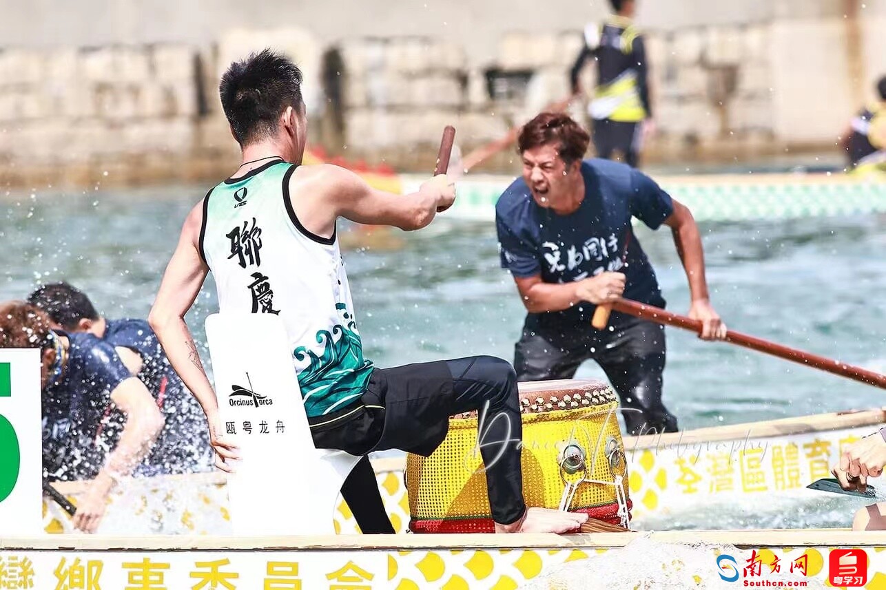 菁英龙舟队队长 郑庆晃(右1)