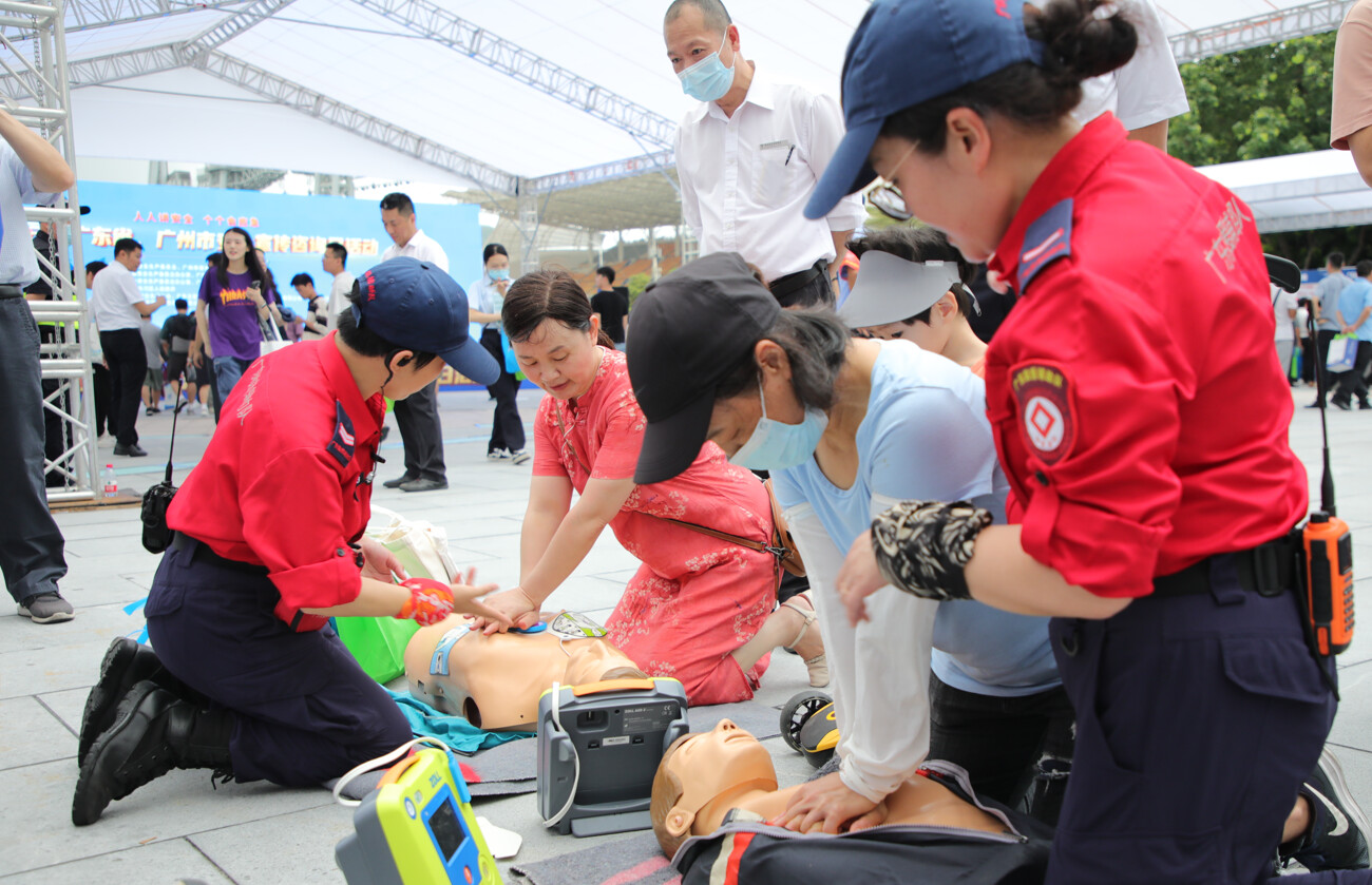 市民现场学习急救知识。摄影/刘晓丽