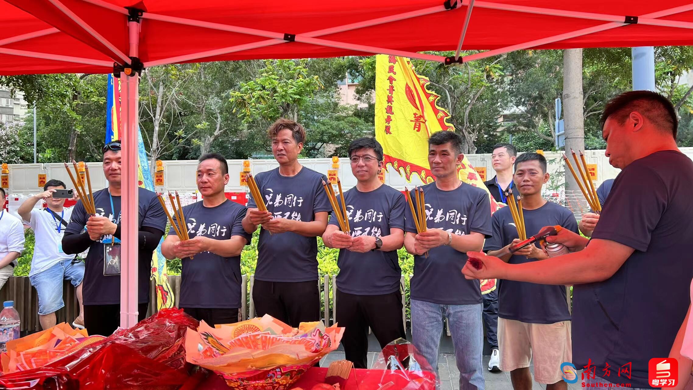 菁英龙舟队为他们刚刚从内地引进的两艘传统龙舟举行了点睛仪式