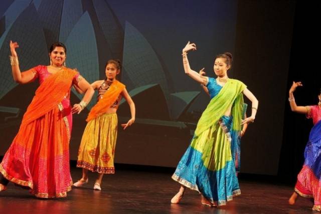 郭尧芊与印度舞者一起表演。