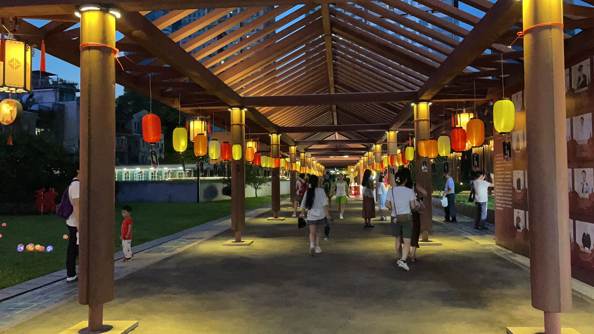 南越王博物院王宫展区推出“荧彩越宫·夜”活动。