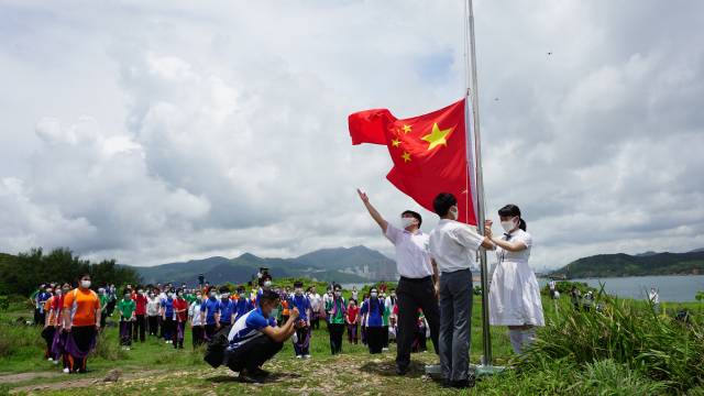 培侨中学学生在东龙岛举行升旗仪式 培侨中学学生在东龙岛举行升旗仪式