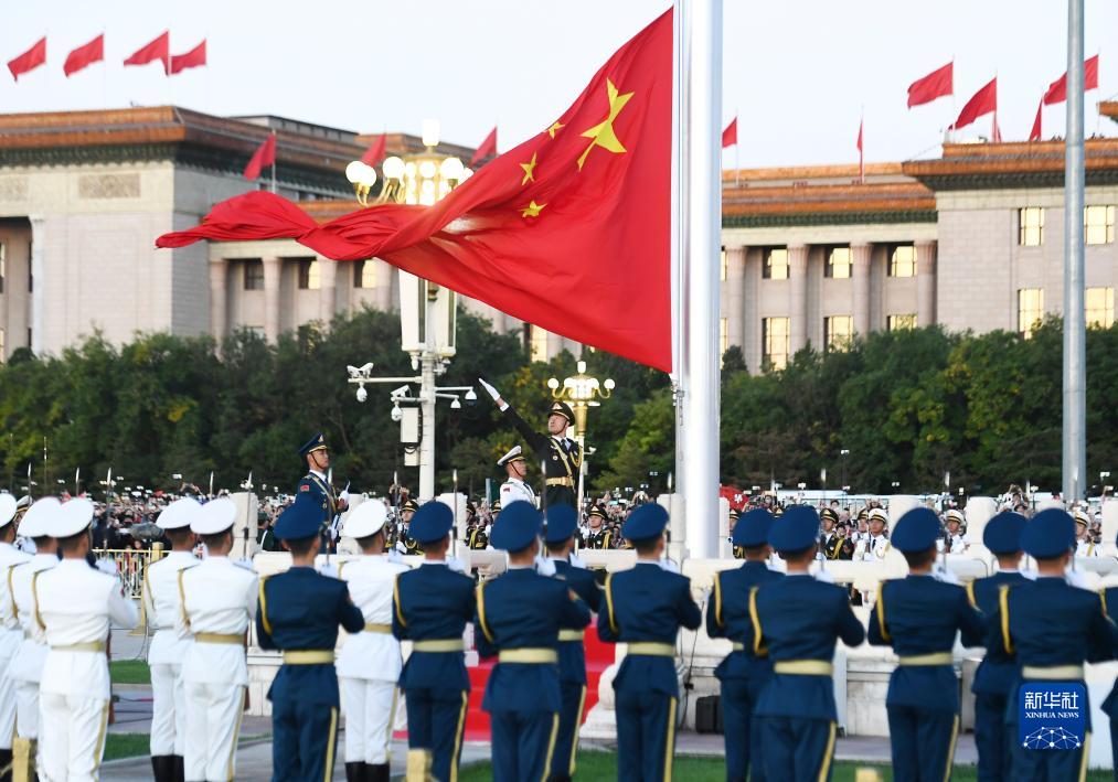 10月1日清晨，隆重的升国旗仪式在北京天安门广场举行，庆祝中华人民共和国成立74周年。新华社记者 鞠焕宗 摄