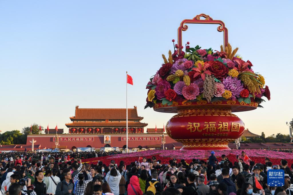 　　10月1日，在观看升旗仪式后，人们在北京天安门广场参观。新华社记者 鞠焕宗 摄