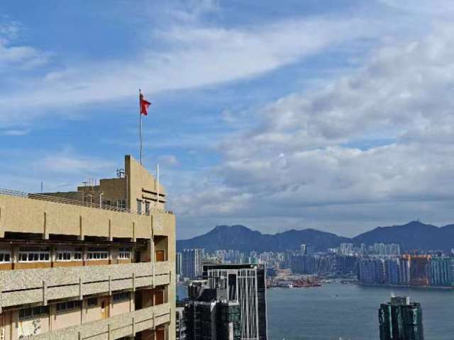 培侨中学教学楼上的五星红旗迎风飘扬 培侨中学教学楼上的五星红旗迎风飘扬