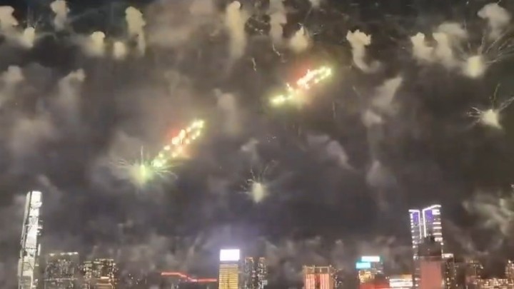 香港举行国庆烟花汇演 庆祝新中国成立74周年