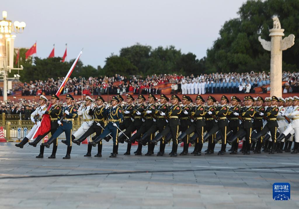 10月1日清晨，隆重的升国旗仪式在北京天安门广场举行，庆祝中华人民共和国成立74周年。新华社记者 鞠焕宗 摄