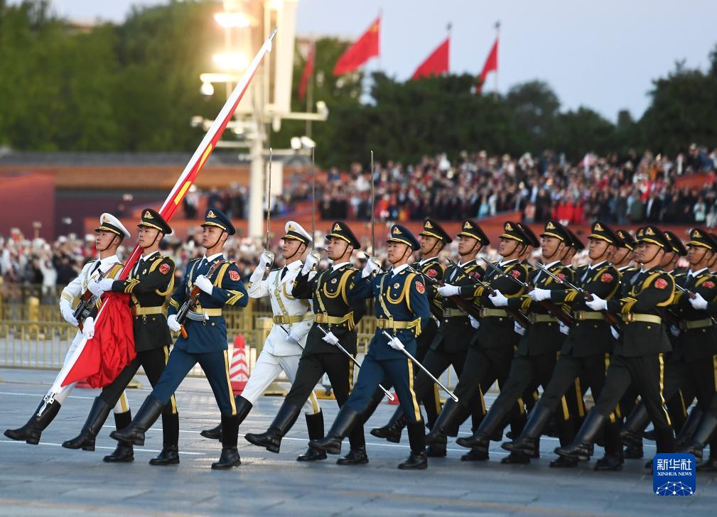 10月1日清晨，隆重的升国旗仪式在北京天安门广场举行，庆祝中华人民共和国成立74周年。新华社记者 鞠焕宗 摄