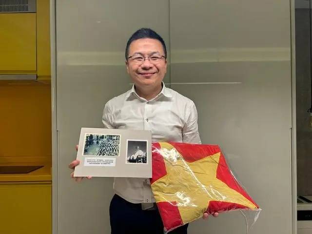 培侨中学校长伍焕杰将学校第一面五星红旗捐给国家博物馆 培侨中学校长伍焕杰将学校第一面五星红旗捐给国家博物馆