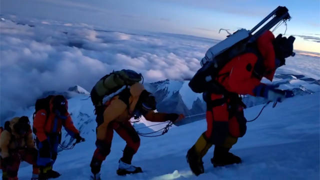 10月1日清晨，科考队员正在攀登世界第六高峰卓奥友峰。图片由卓奥友峰科考队员提供。