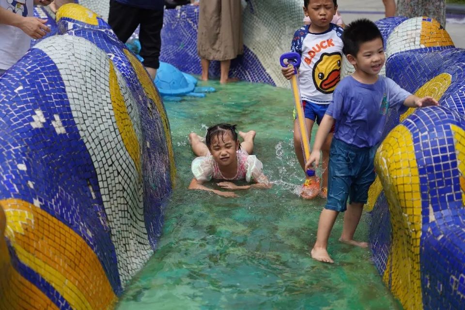 广州市儿童公园，戏水的小朋友。（南方周末记者 翁洹/图）