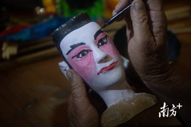 上庵黑泥塘村木偶戏文化艺术馆,老艺人为新戏手工制作木偶。 上庵黑泥塘村木偶戏文化艺术馆,老艺人为新戏手工制作木偶。