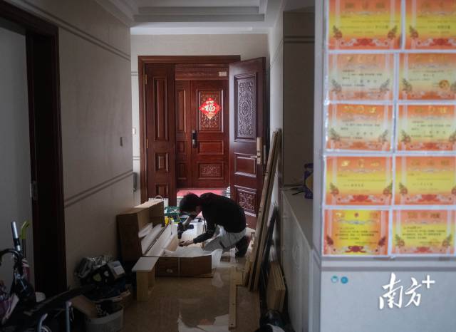 白天,陈国劲主要接单帮人安装家具,晚上利用空余时间进行木偶训练。 白天,陈国劲主要接单帮人安装家具,晚上利用空余时间进行木偶训练。