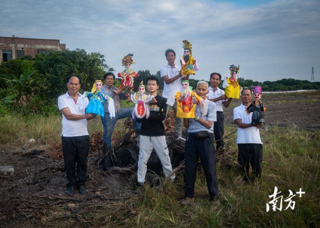 茂名市茂南区羊角镇上庵黑泥塘村,有近200年历史的单人木偶戏,是当地的非物质文化遗产,如今,“90后”陈国劲的加入给木偶戏带来了新活力。 茂名市茂南区羊角镇上庵黑泥塘村,有近200年历史的单人木偶戏,是当地的非物质文化遗产,如今,“90后”陈国劲的加入给木偶戏带来了新活力。