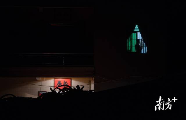 为了第一次上台表演能顺利进行,晚上,工作完回到家的陈国劲彻夜练习木偶动作。 为了第一次上台表演能顺利进行,晚上,工作完回到家的陈国劲彻夜练习木偶动作。