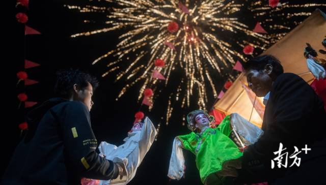 演出结束后,村里燃放起烟花,收拾木偶的陈国劲表示今晚的表演并没有达到预期效果,一旁的老艺人安慰他这是一个好的开始。 演出结束后,村里燃放起烟花,收拾木偶的陈国劲表示今晚的表演并没有达到预期效果,一旁的老艺人安慰他这是一个好的开始。