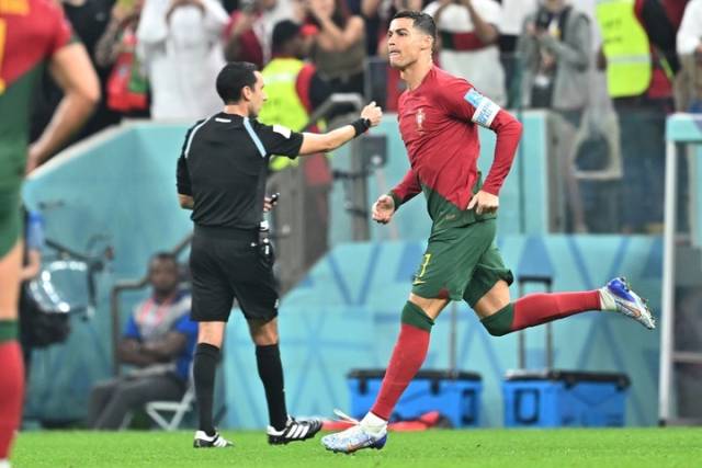 2022卡塔尔世界杯足球赛八分之一决赛中，葡萄牙队以6比1战胜瑞士队。图为C罗替补登场。新华社发