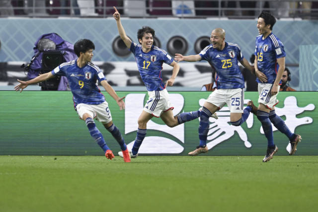 12月1日，日本队球员田中碧（左二）在比赛中进球后庆祝。新华社记者 肖艺九 摄