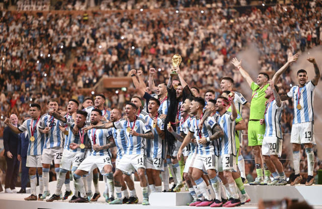 12月18日，阿根廷队球员在颁奖仪式上庆祝夺冠。新华社记者 李尕 摄